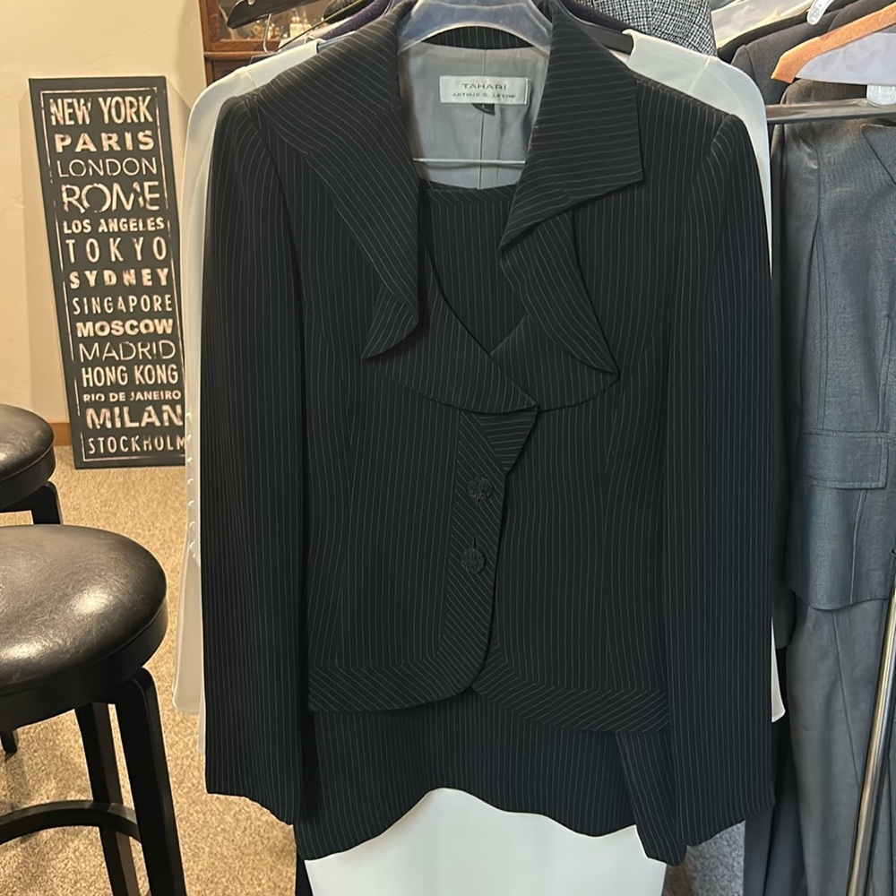 Size 4 Tahari skirt suit